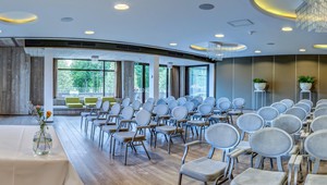 Zimmer 5 ist ideal für Theateraufführungen und große Gruppen.